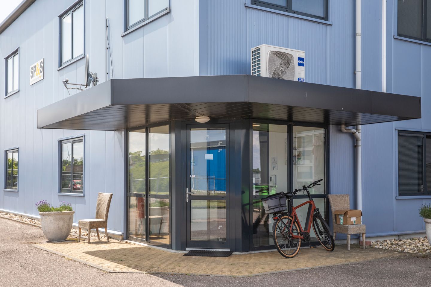 Bekijk foto 2 van Schrijnwerker 1-A