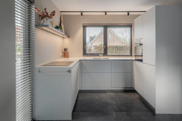 Foto 11 van Warring 83