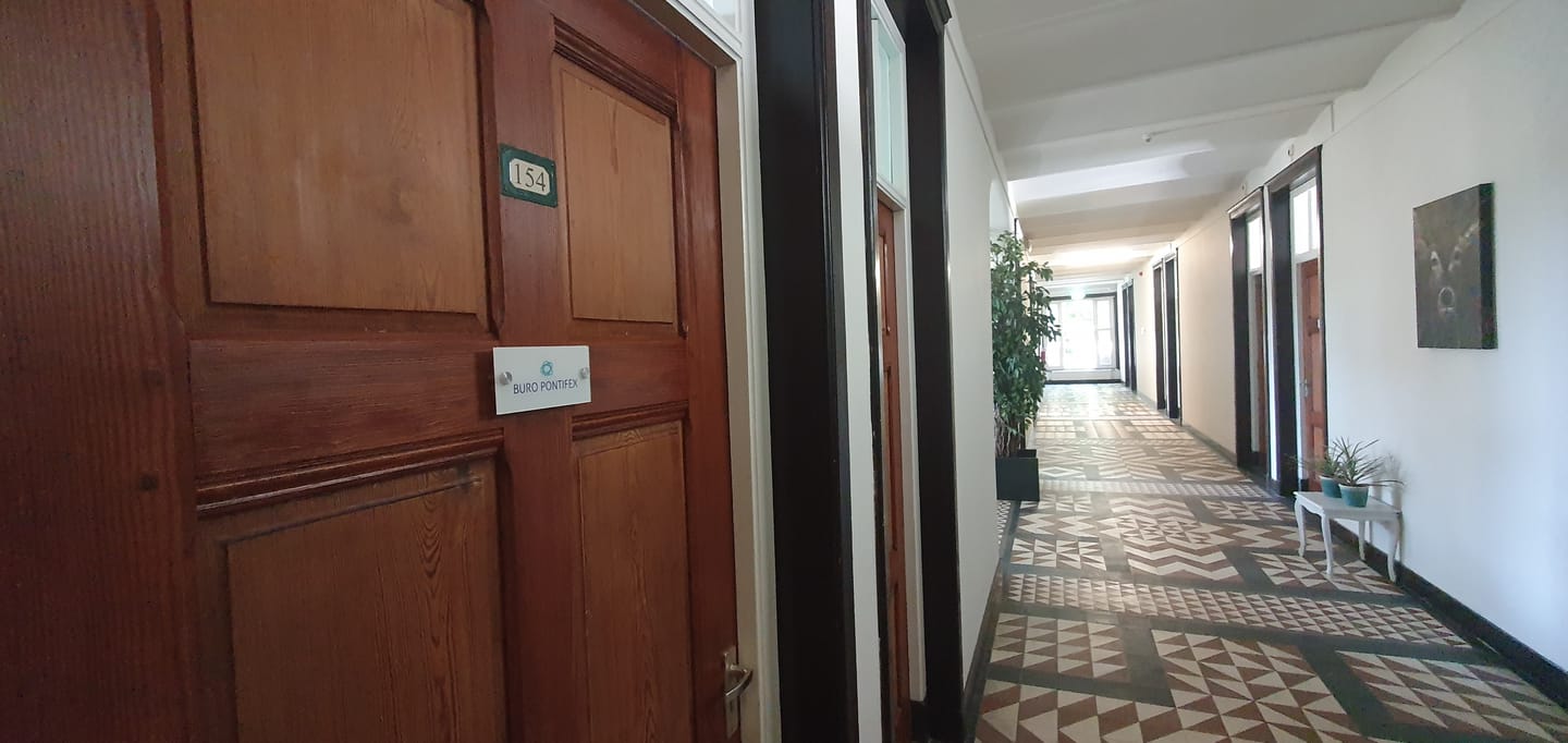 View photo 3 of Hofstraat 8