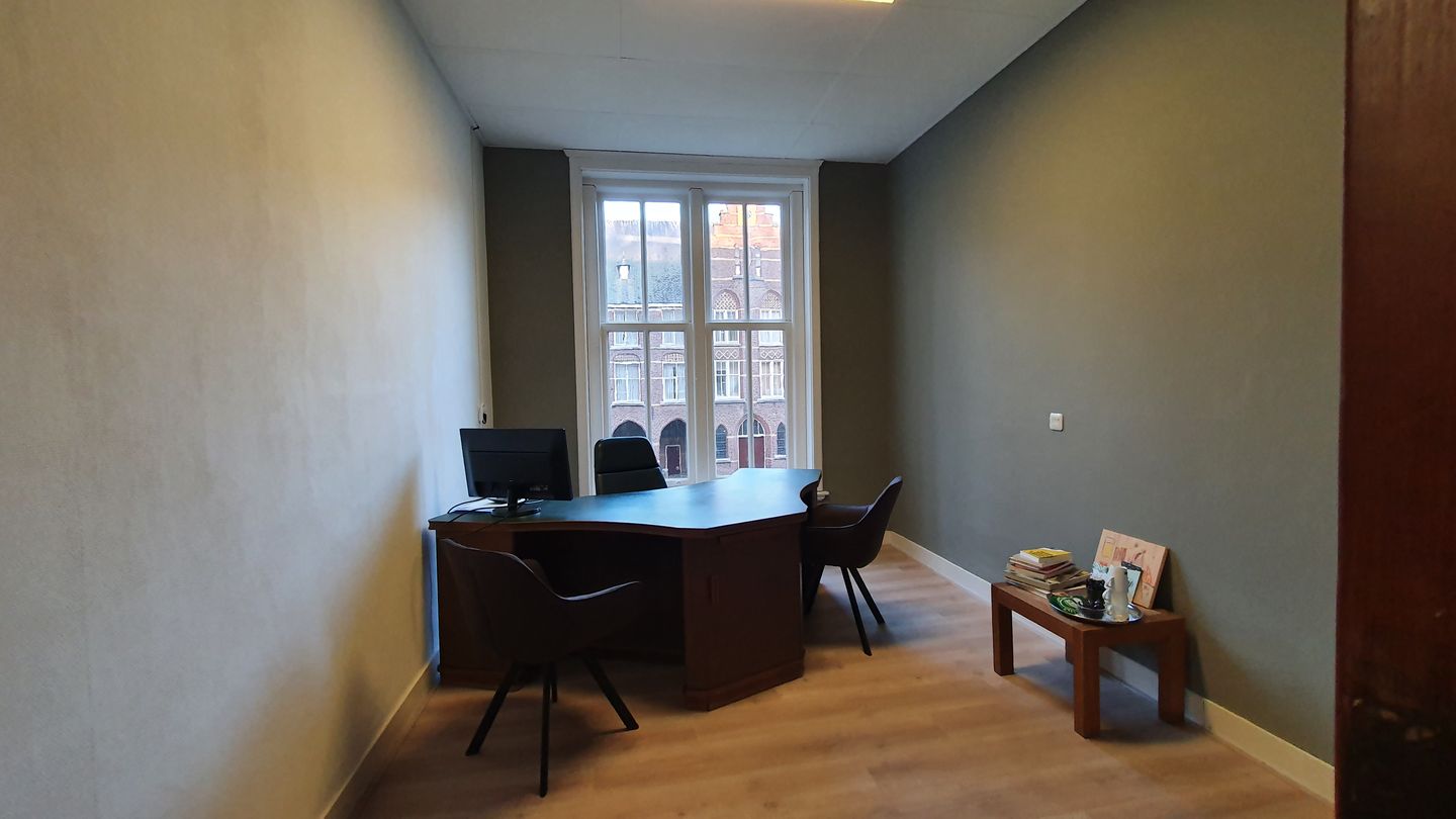 View photo 2 of Hofstraat 8