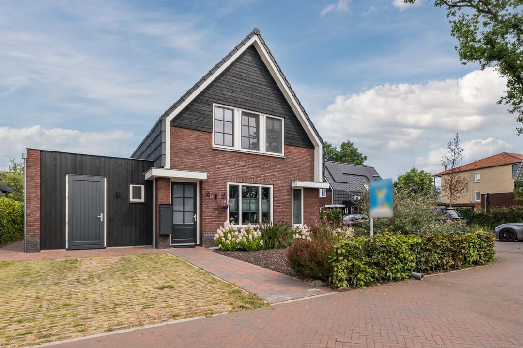 Photo 1 of Bisschopstraat 10