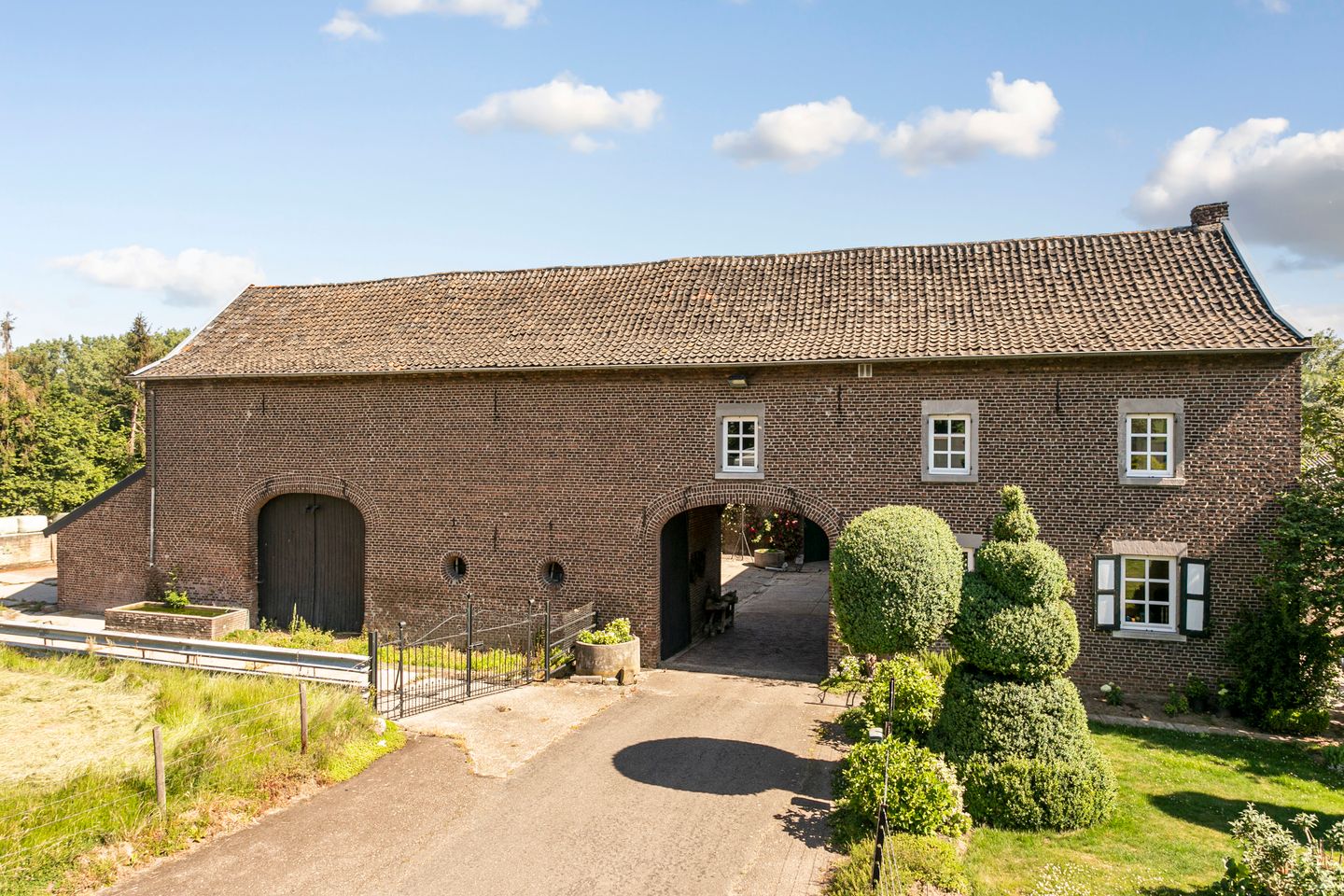 View photo 2 of Laar 15