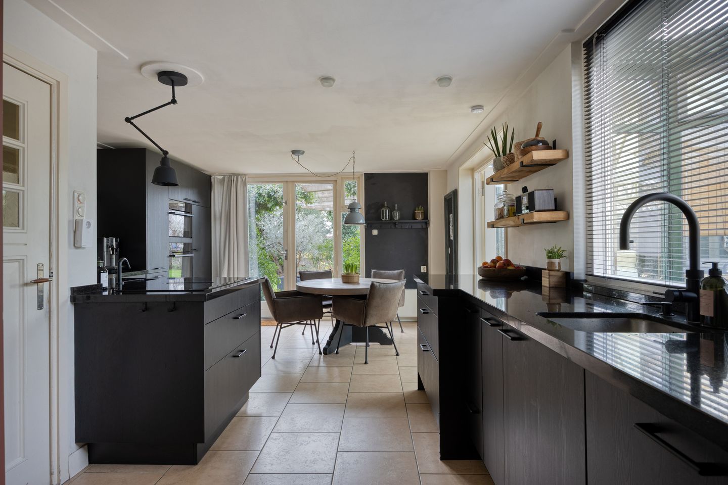 Foto 14 van Rozenlaan 1