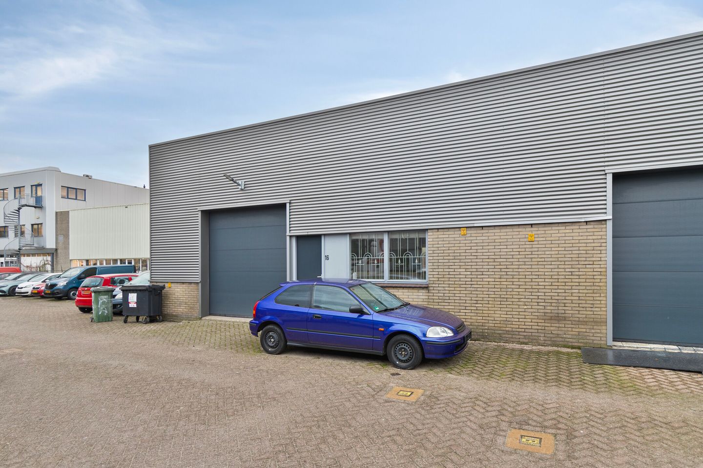 View photo 2 of Hoedemakersstraat 16