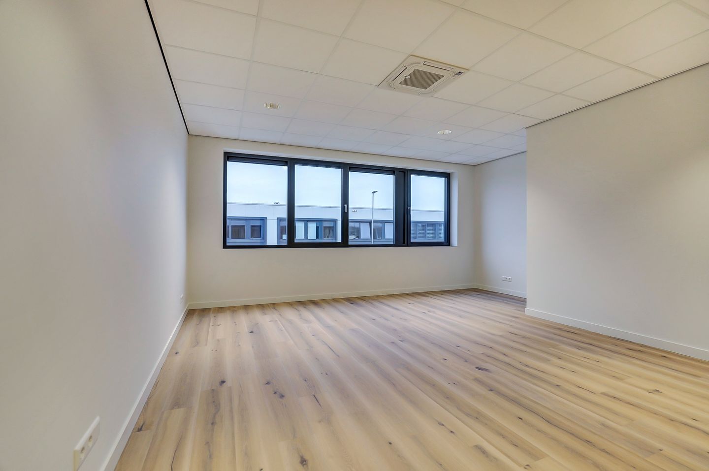 View photo 2 of Titaniumweg 486