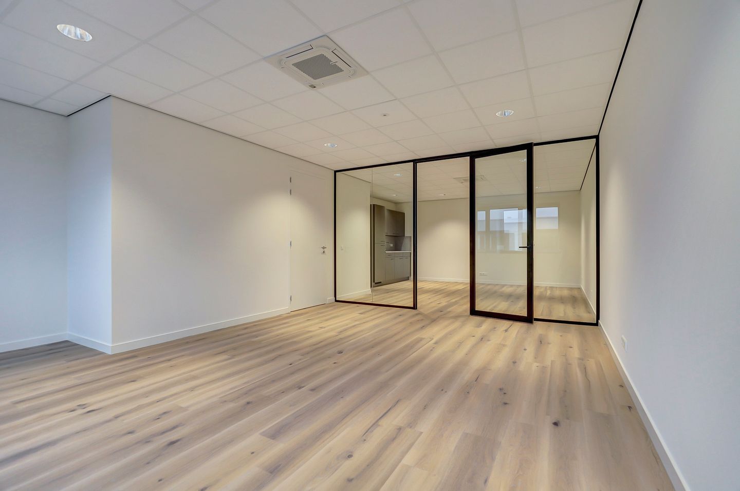 View photo 3 of Titaniumweg 486