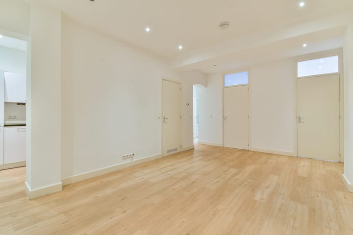 Photo 4 of Pieter van der Doesstraat 40-H