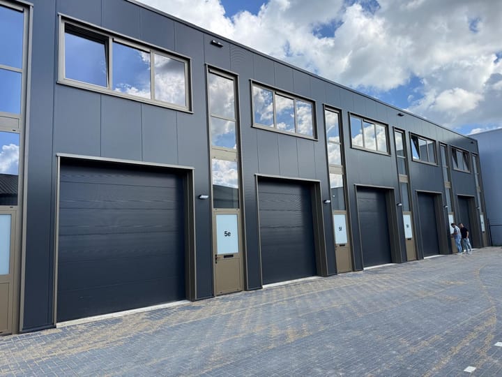 Pascal 5-f, Middelharnis