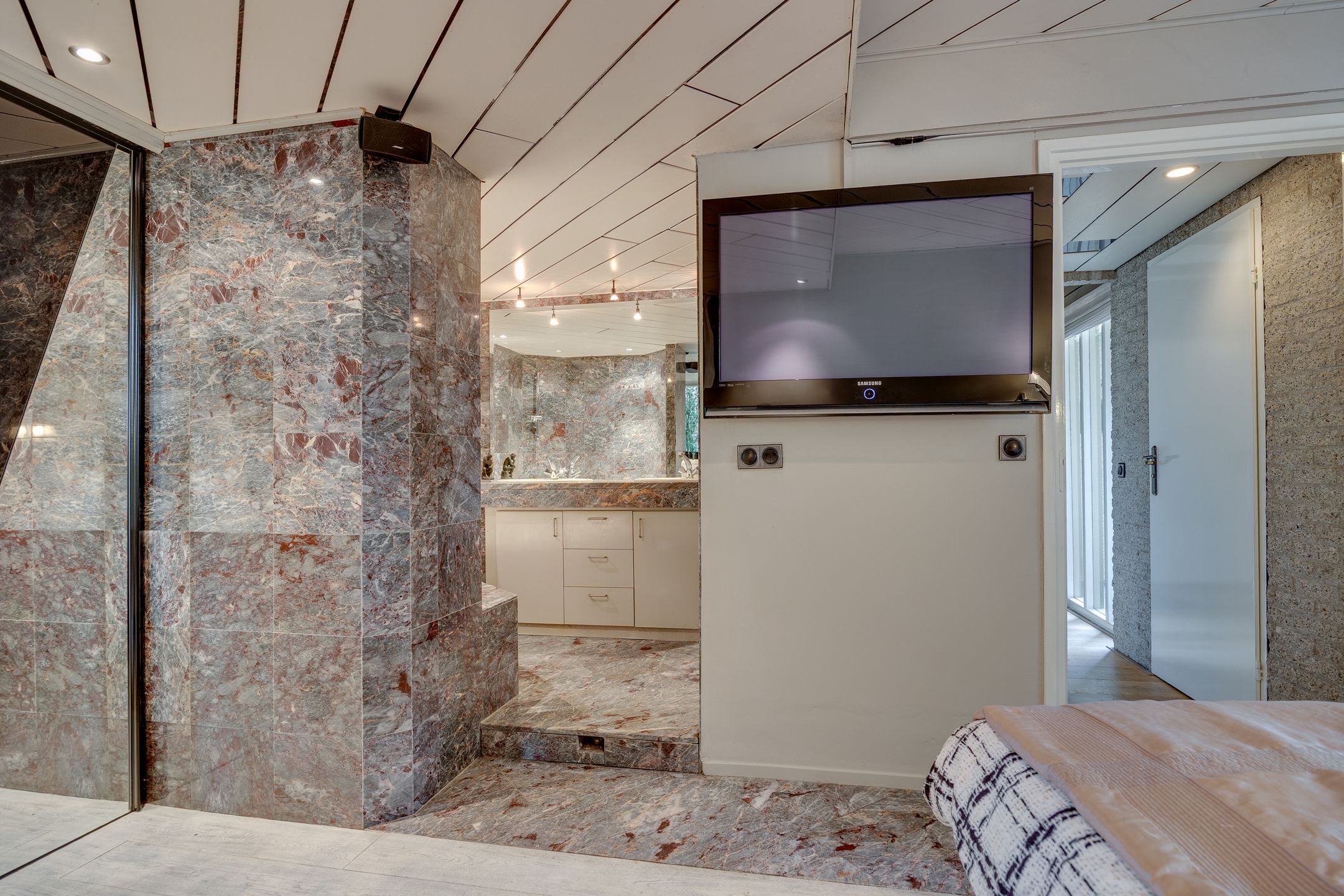 Photo 18 of Salamander 56