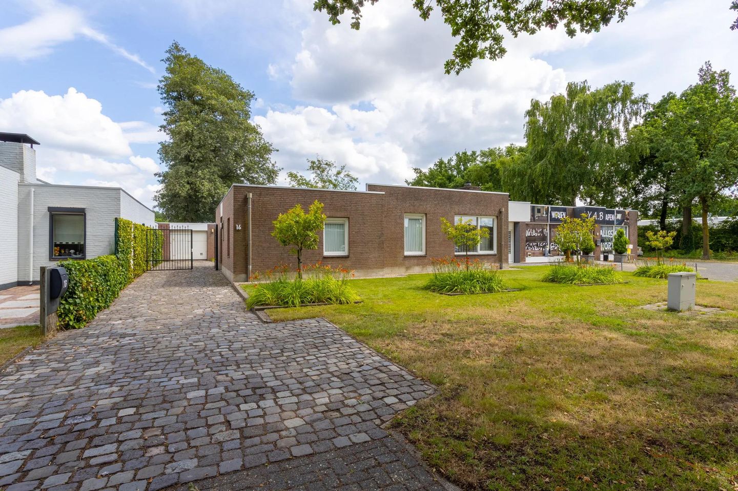 View photo 2 of Duizeldonksestraat 16-18