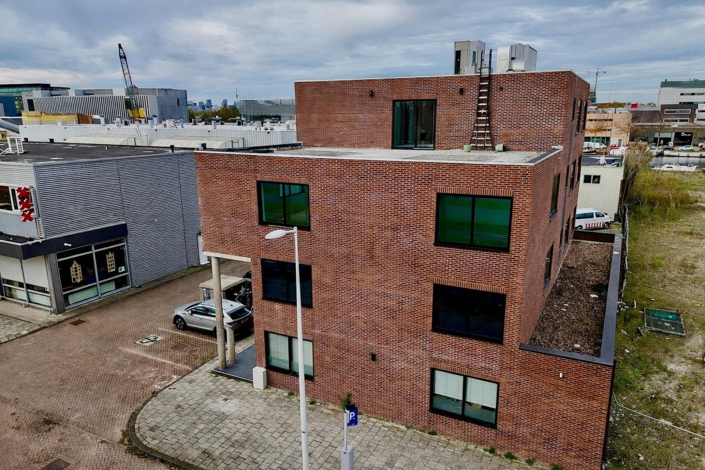 Bekijk foto 2 van Van der Madeweg 20