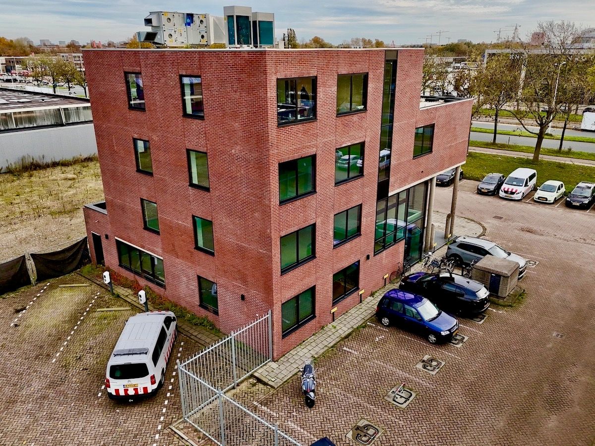 Bekijk foto 1 van Van der Madeweg 20