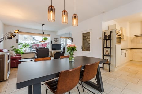 Karveel 10 16 secondary image