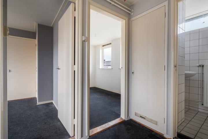 Foto 20 van van Limburg Stirumstraat 3