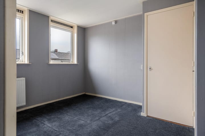 Foto 16 van van Limburg Stirumstraat 3