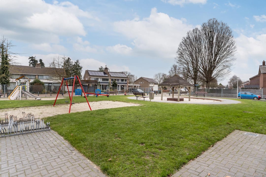 Foto 32 van van Limburg Stirumstraat 3