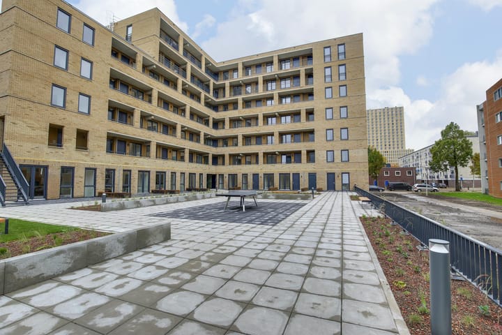 Photo 2 of Jan Tooropstraat 1-T