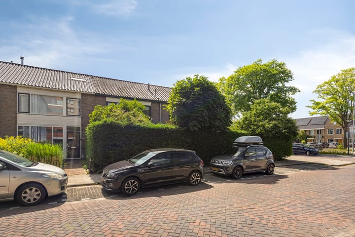 Photo 2 of Lessestraat 1