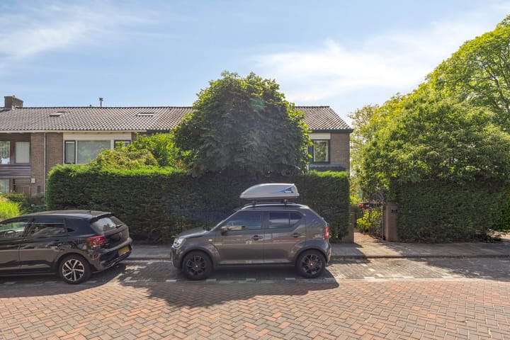 Photo 3 of Lessestraat 1