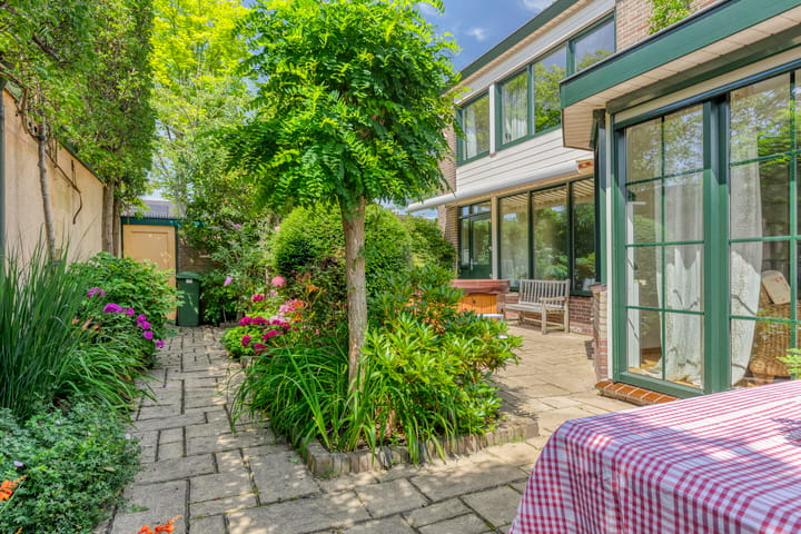 Foto 40 van Lessestraat 1