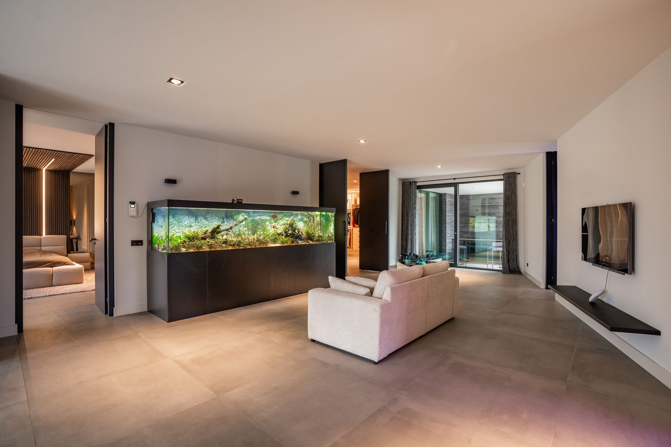 037.jpg?options=width=2160