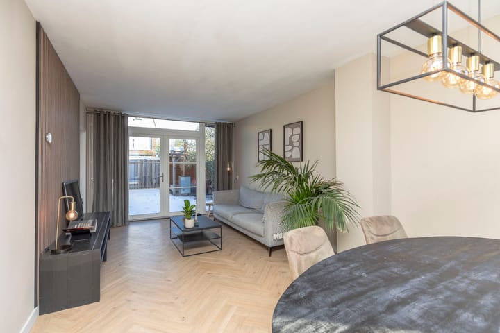 Photo 8 of Van Kinschotstraat 27