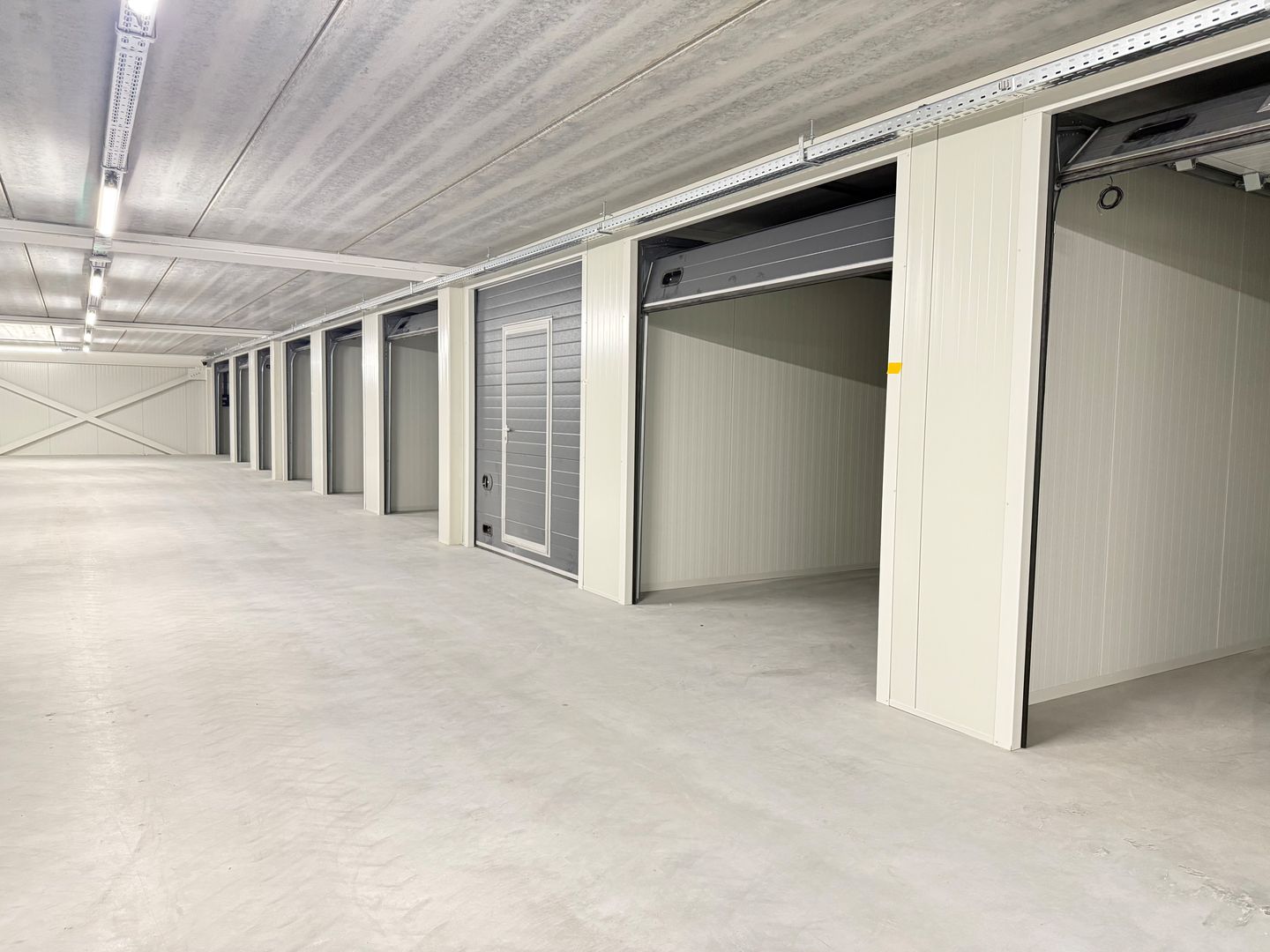 View photo 1 of Steur 342