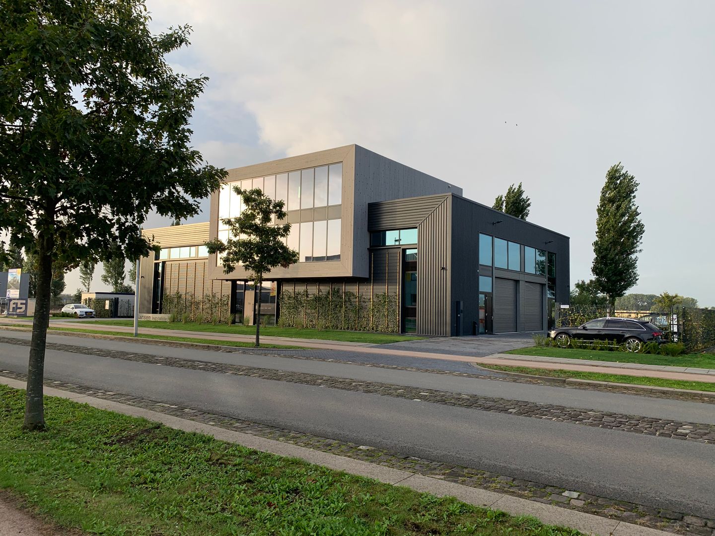 Bekijk foto 2 van De Heldinnenlaan 204