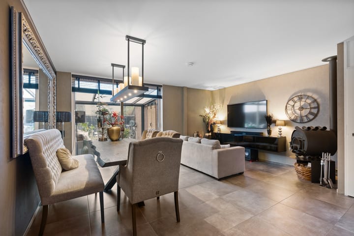 Photo 4 of Count Basiestraat 44