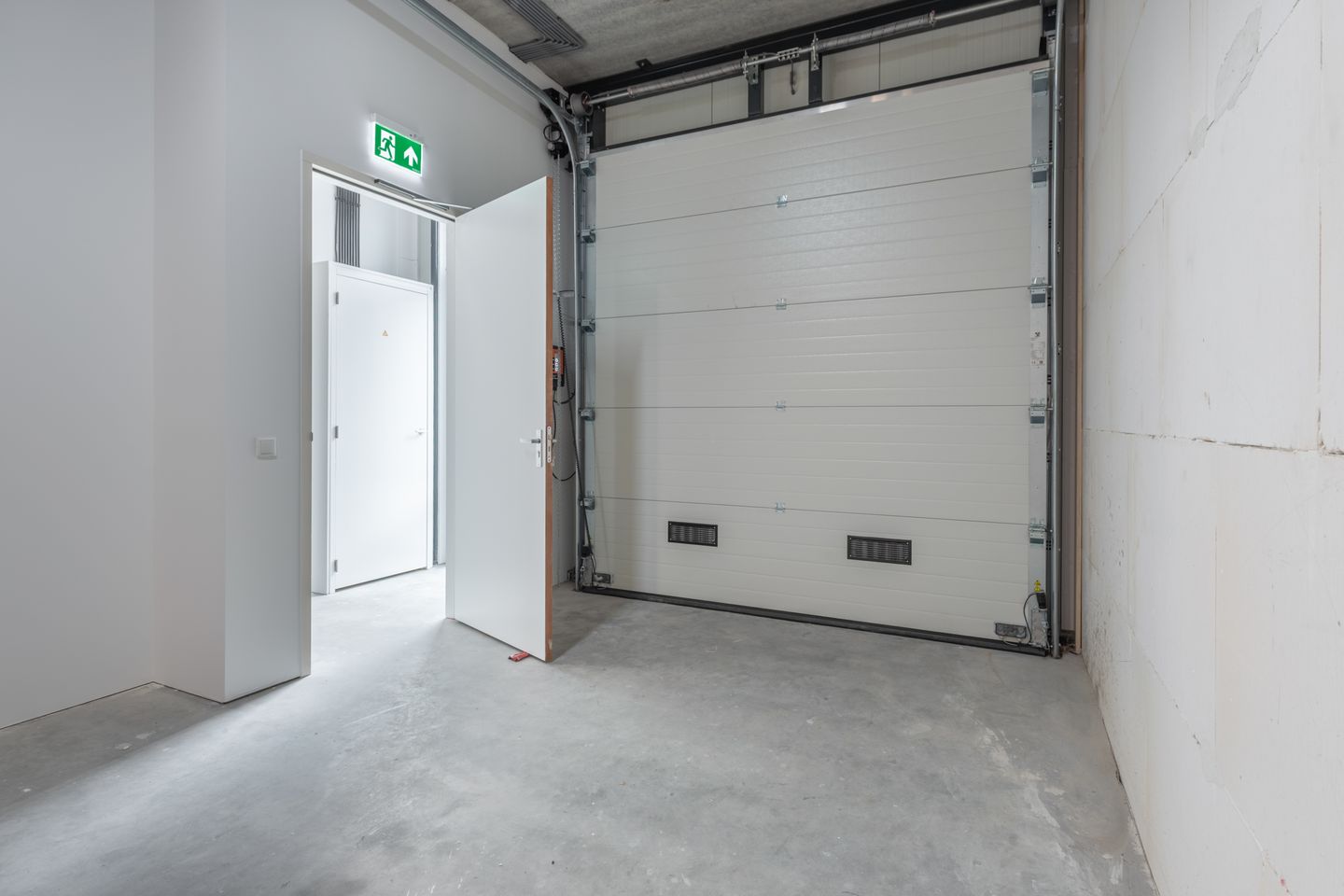 View photo 2 of Eemmeerlaan 2-E