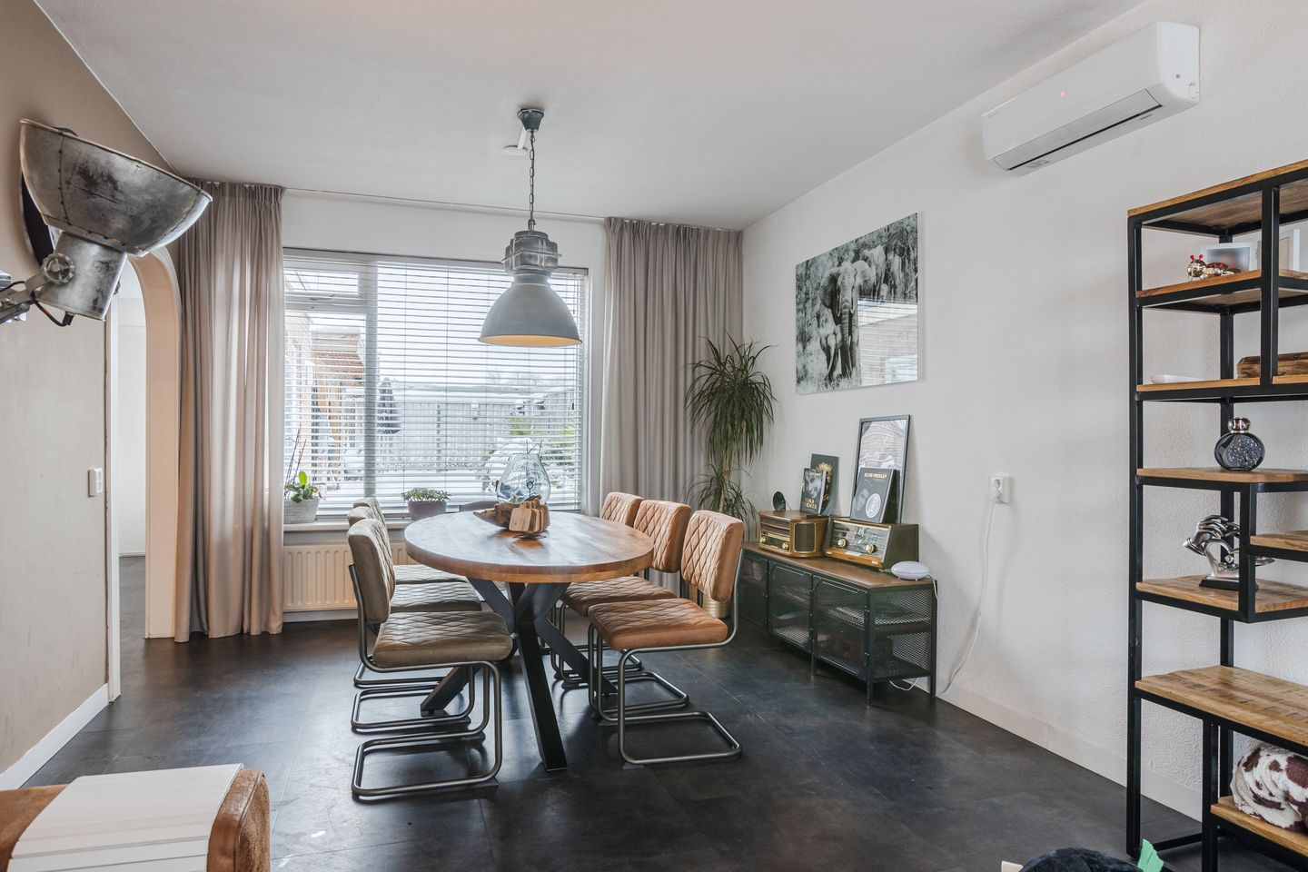 Photo 4 of Weigeliastraat 2