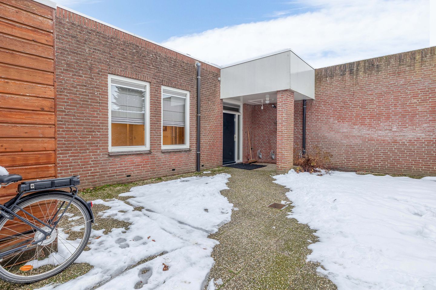 View photo 2 of Julianastraat 1-A