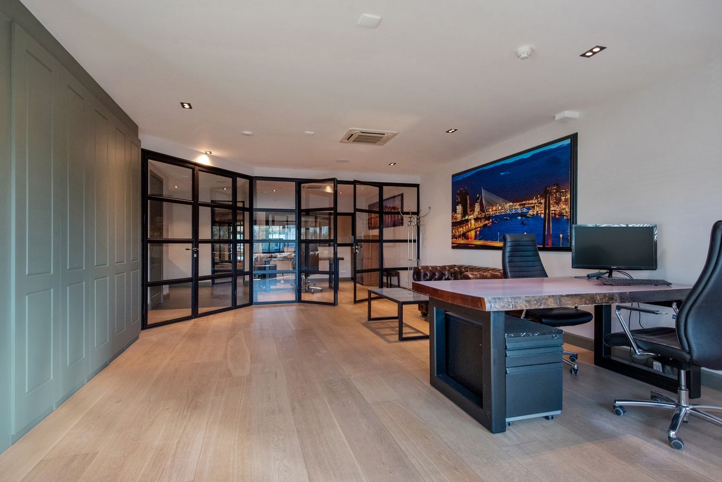 View photo 3 of Prisma 28