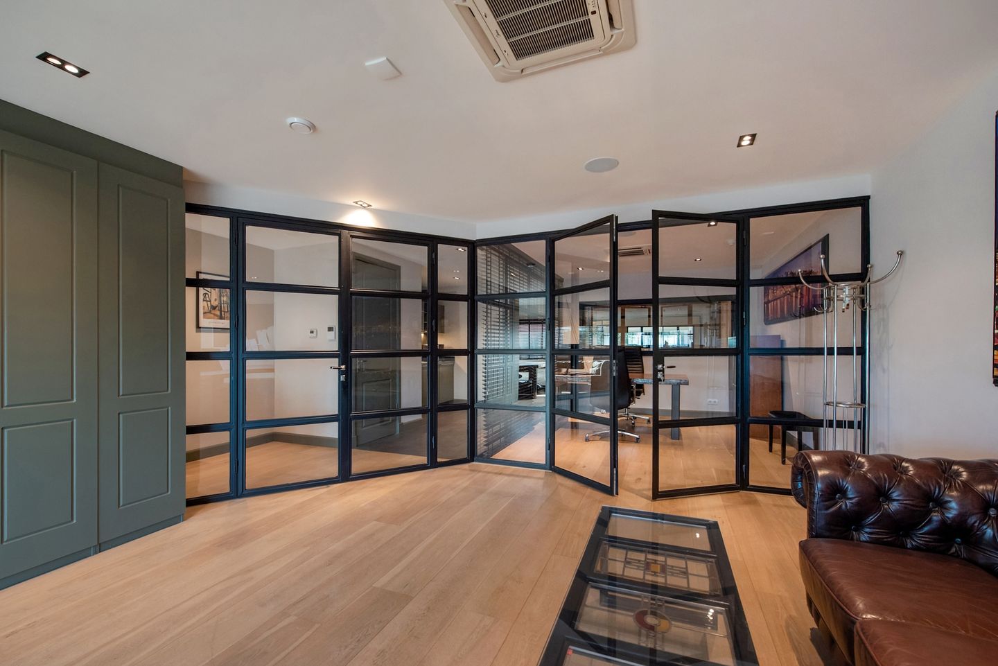 View photo 4 of Prisma 28