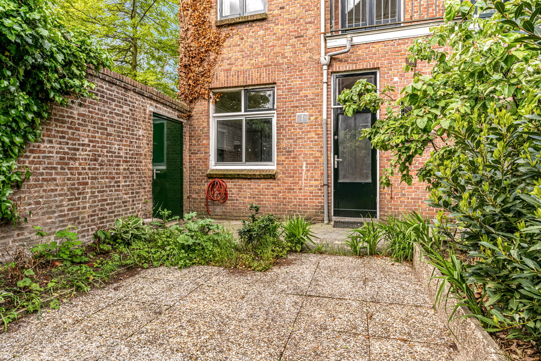 Photo 11 of Emantsstraat 6
