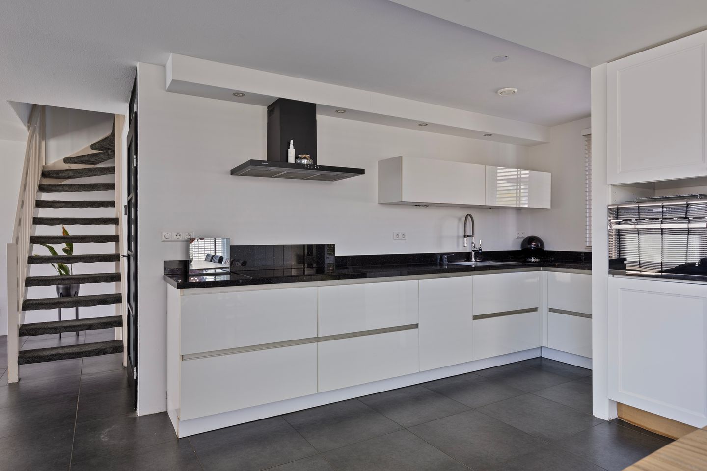 Photo 14 of W.F. Hermansstraat 80