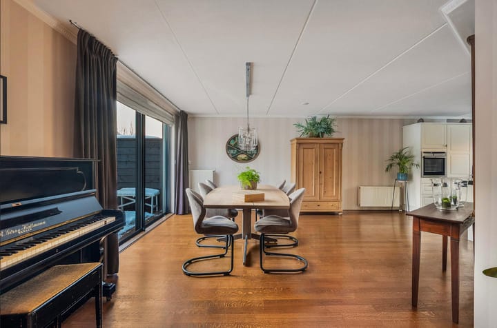 Photo 21 of Emmastraat 38