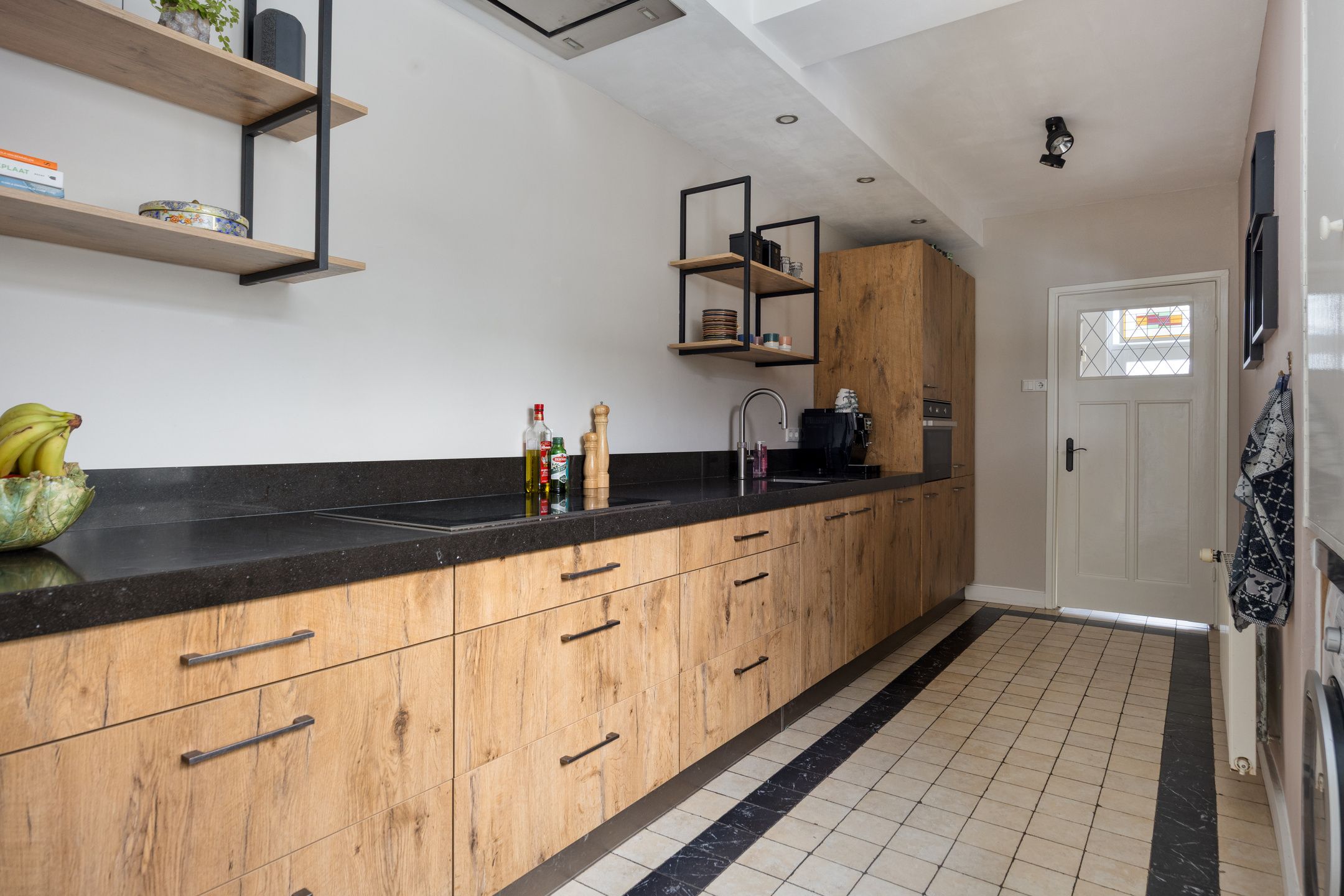 Photo 12 of Beatrixstraat 12