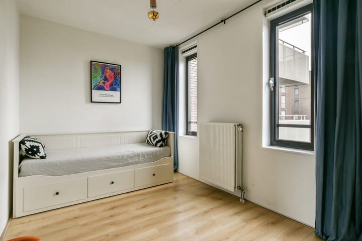 Foto 13 van Eva Besnyöstraat 395