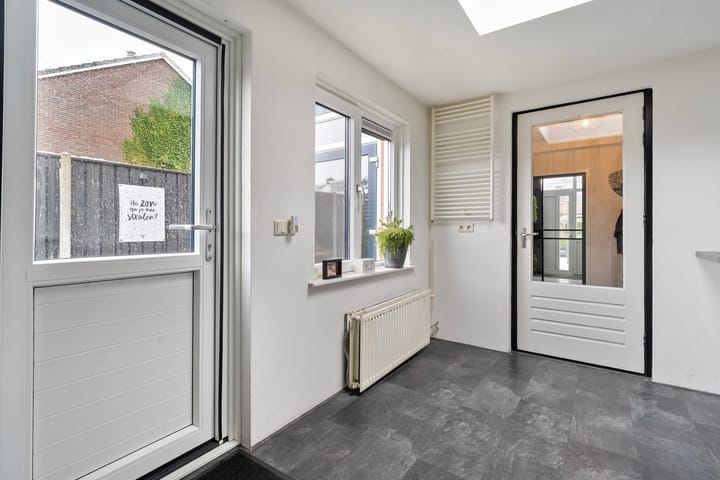 Foto 15 van D H van der Scheerstraat 35