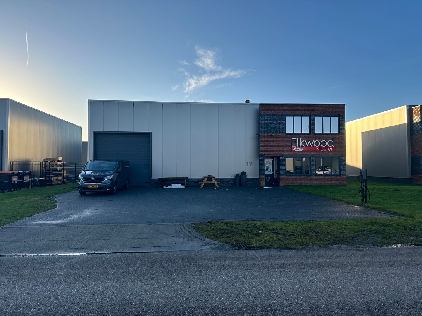 View photo 1 of Icarus 17