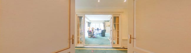 Gang begane grond met toegang tot keuken, eetkamer en slaapvleugel