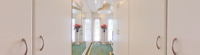 Gang voorzien van kastenwanden