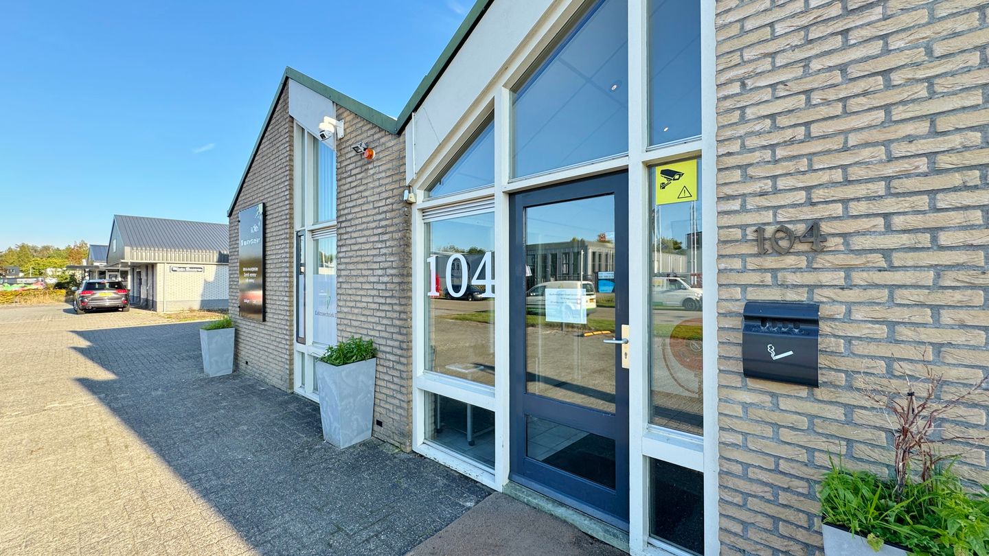 Bekijk foto 3 van Burg. J.G. Legroweg 104