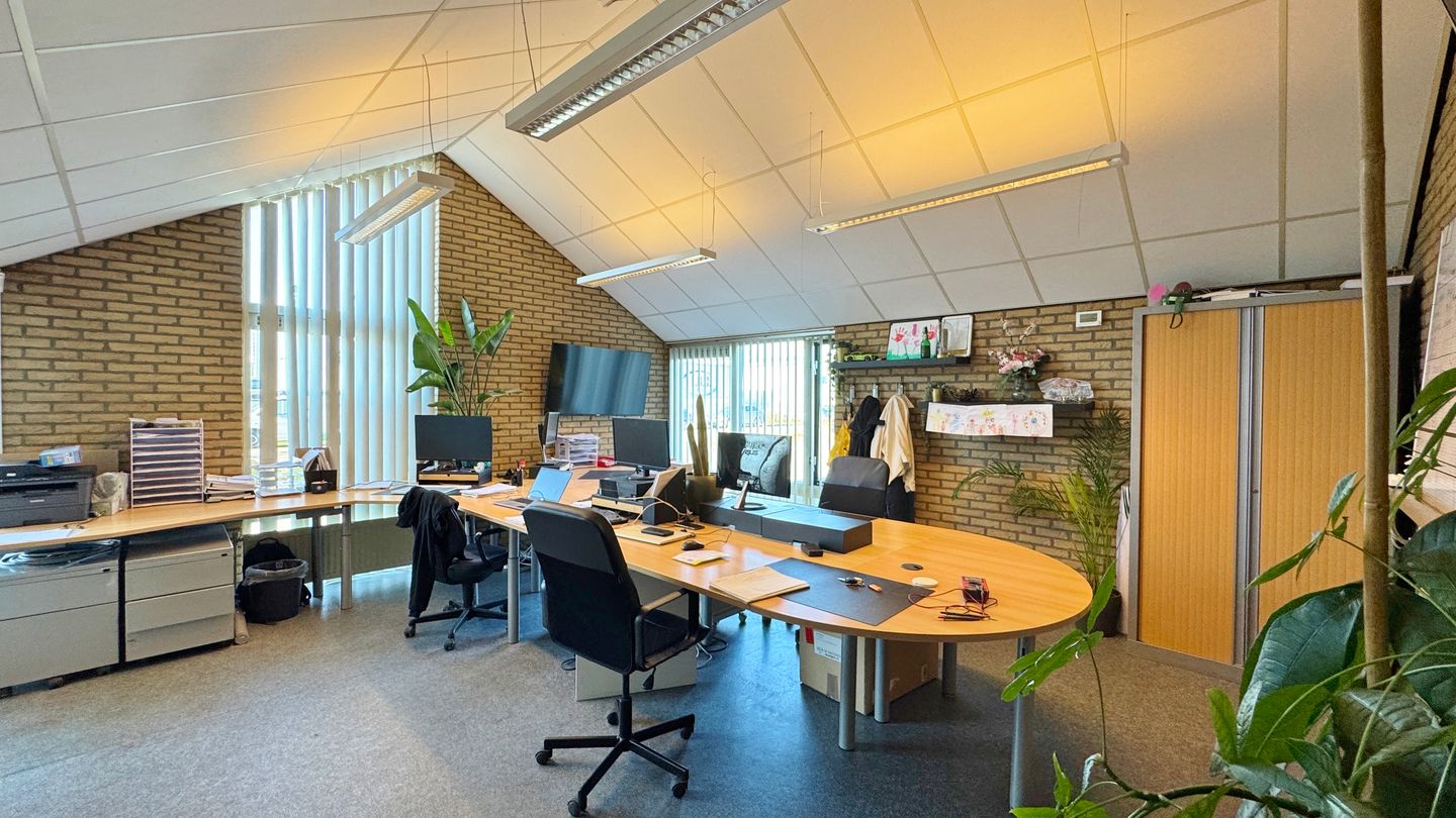 Bekijk foto 5 van Burg. J.G. Legroweg 104