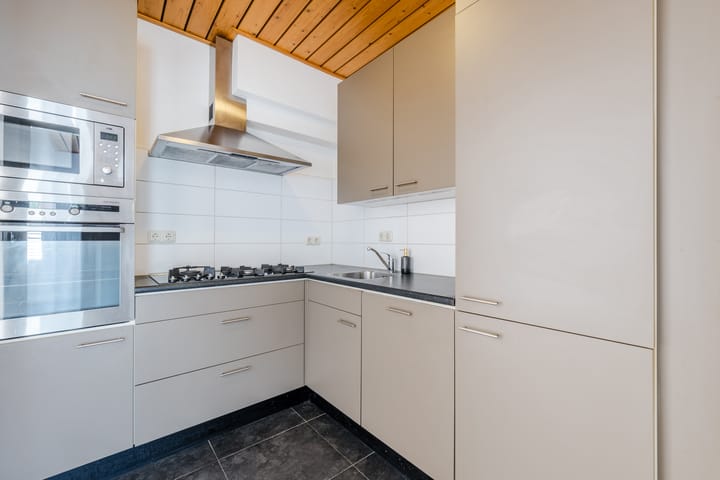 Photo 13 of Johannes Heerstraat 13