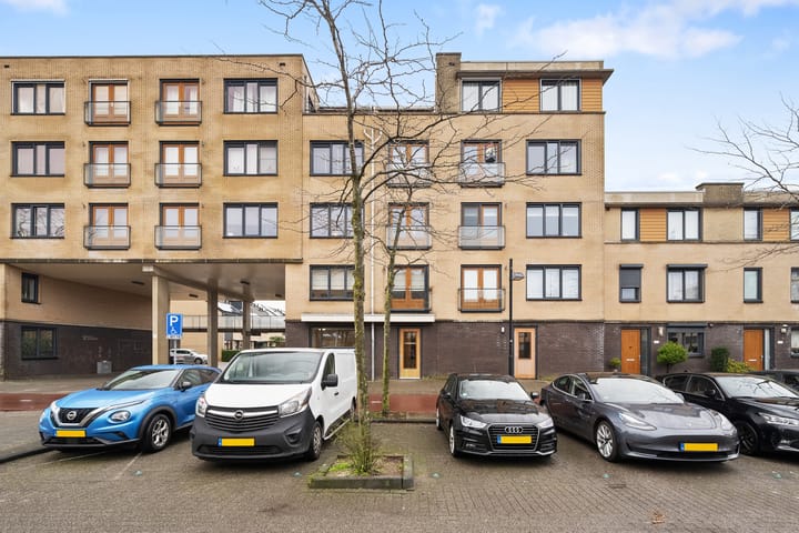 Photo 2 of Avenue Carré 198