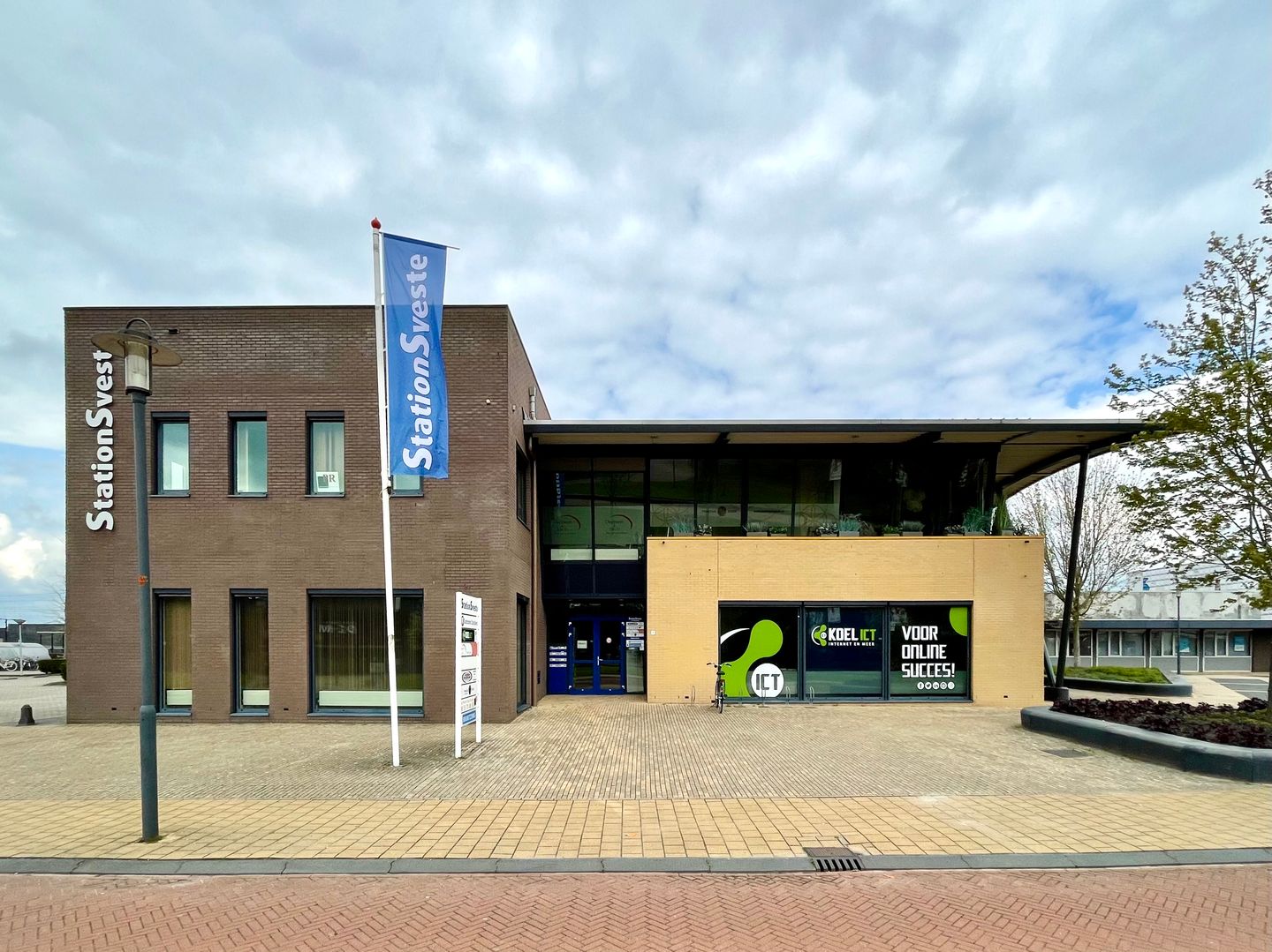 Bekijk foto 1 van Stationsplein 8