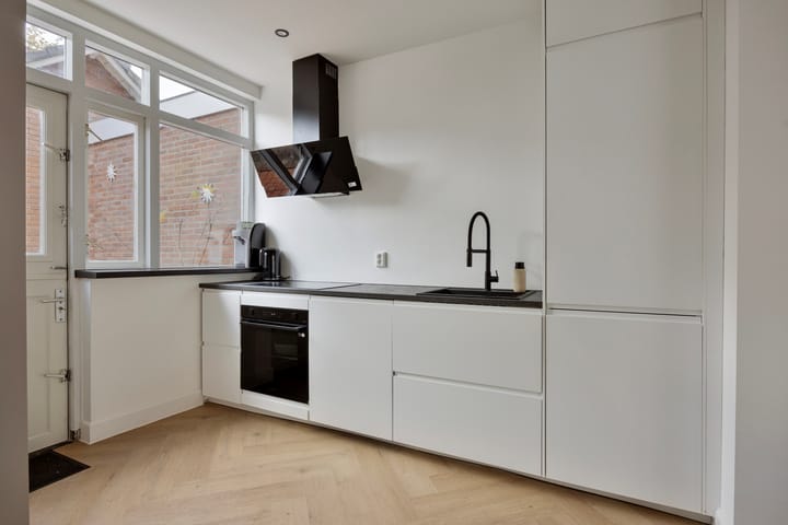 Photo 8 of Burgemeester van Roosmalenstraat 29