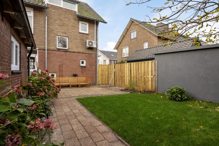 Photo 32 of Burgemeester van Roosmalenstraat 29